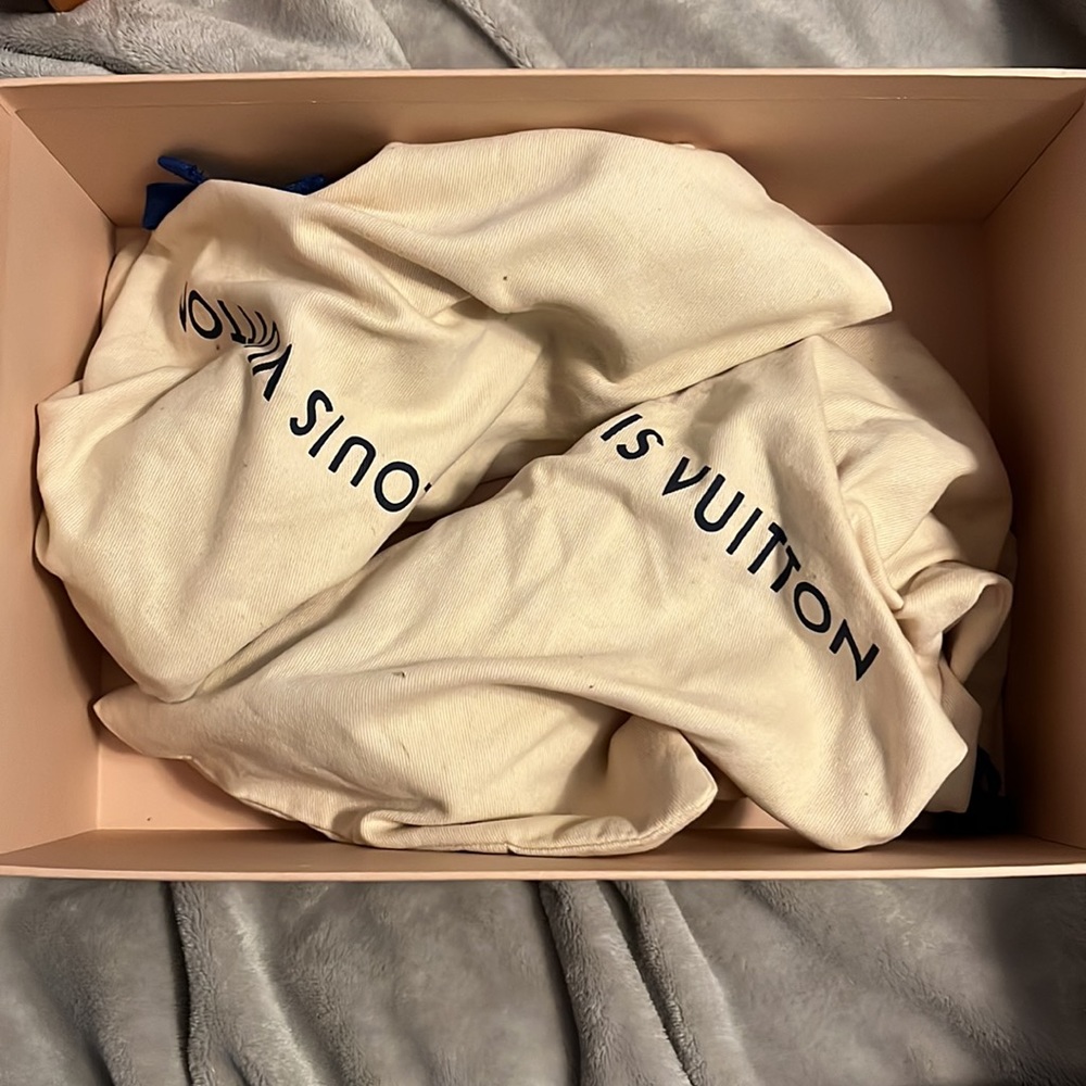 Beautiful, authentic LV heels. Euro size 40. Purchased 02/2020. Worn 4 times. - Picture 5 of 6